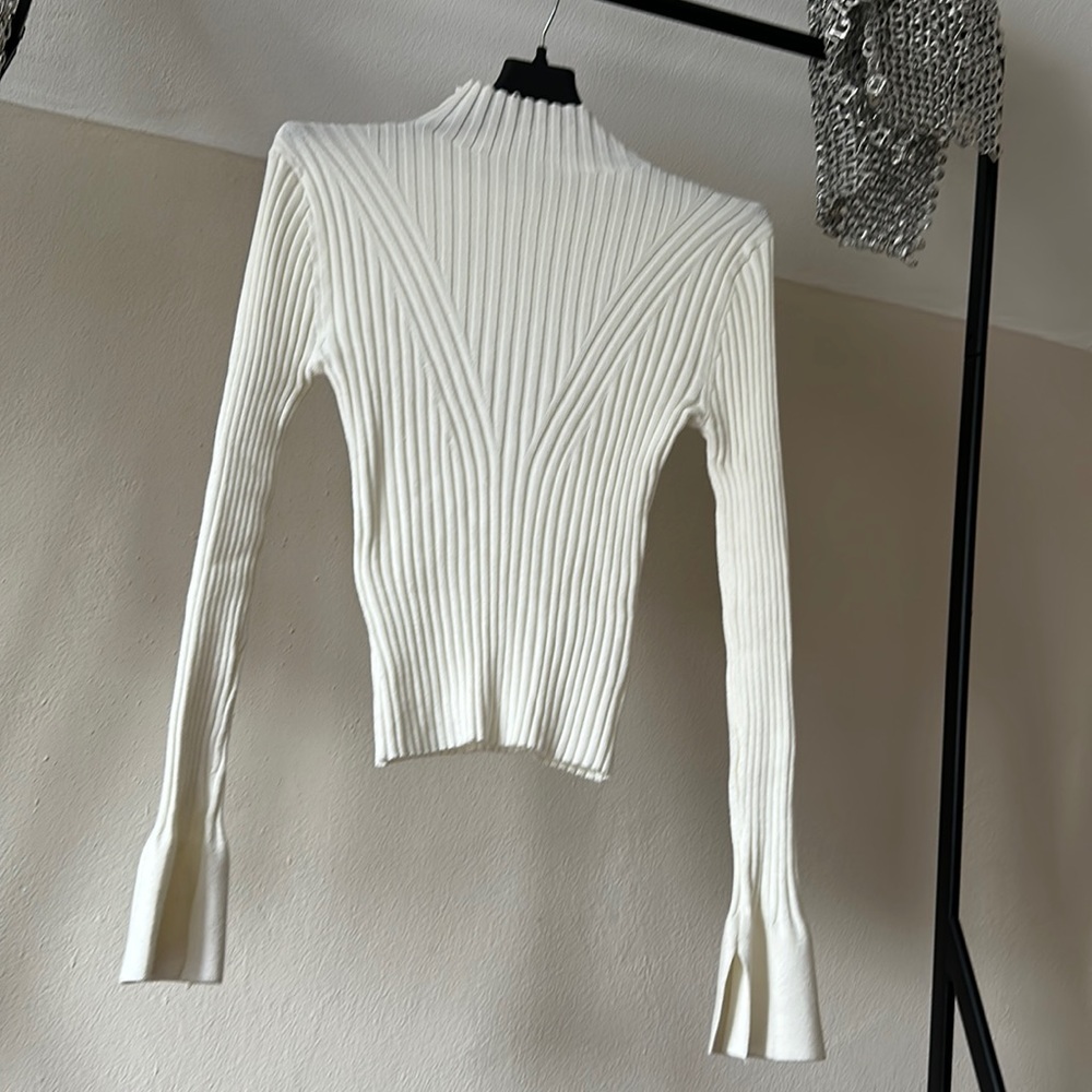 RIBBED MOCK NECK SWEATER